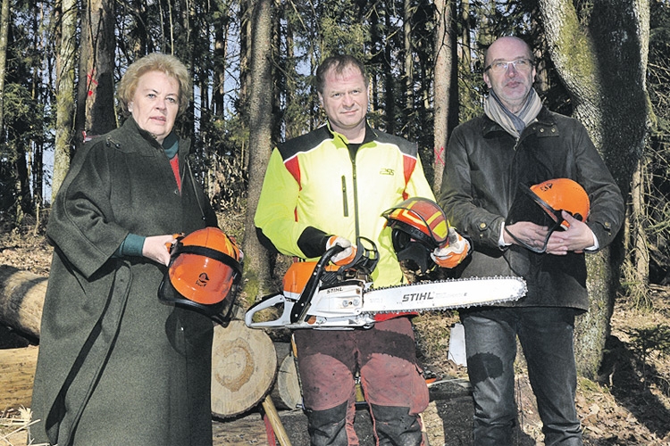 Agrarlandesrätin Verena Dunst mit dem Forstexperten DI Andreas Kummer (SVB) und Forstdirektor wHR Hubert Iby.