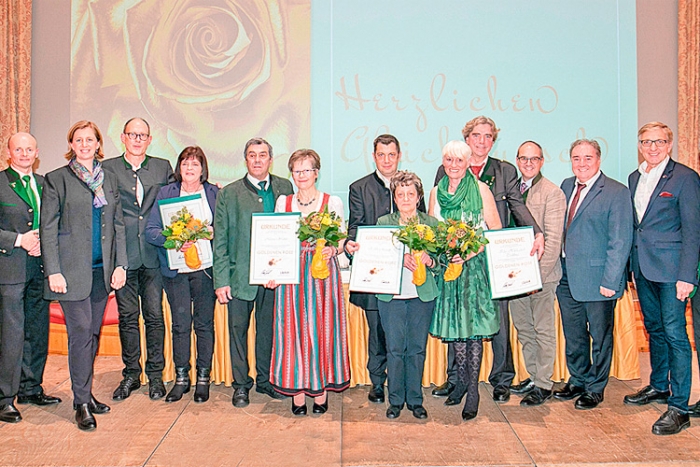 Die vier ausgezeichneten Wirtinnen des Bezirks Weiz mit LR MMag. Eibinger-Miedl und WKO-Gratulanten.