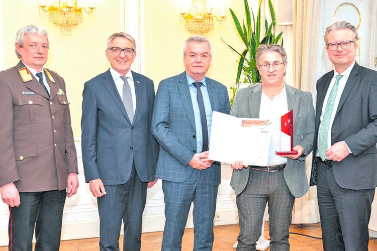 Frutura Obst &amp; Gemüse-GF Manfred Hohensinner (2.v.r.) nahm die Auszeichnung „Feuerwehrfreundlicher Arbeitgeber“ entgegen.