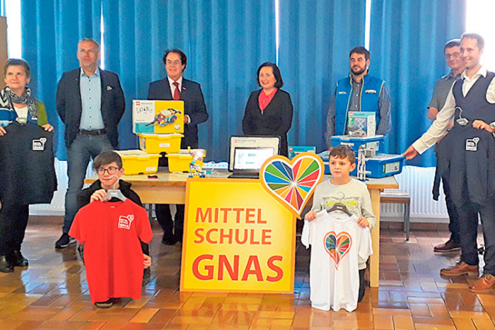 Sponsoren und Ehrengäste bei der Übergabe der Lego Education-Sets an die Mittelschule Gnas. 
