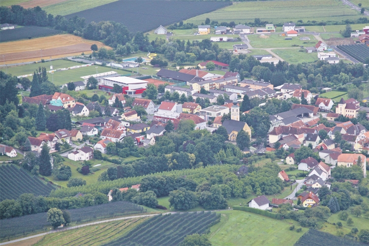 Markt Hartmannsdorf ist eine attraktive Wohngemeinde mit verkehrsstrategisch äußerst günstiger Lage. 