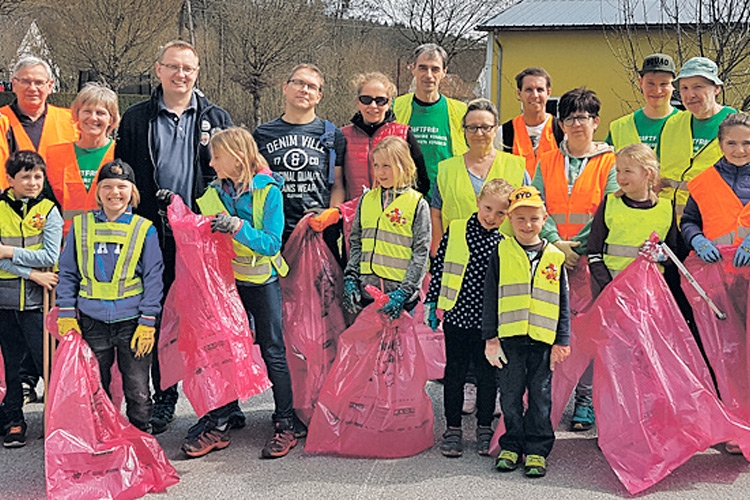 Die emsige Gruppe Wollsdorf befreite die LKW-Abstellplätze von Müll.