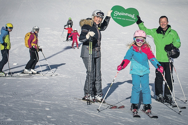 V.l.: Renate Götschl und Erich Neuhold (GF Steiermark Tourismus) als „Skilehrer“ beim 1. FamilienSkiFest auf der Turracher Höhe.