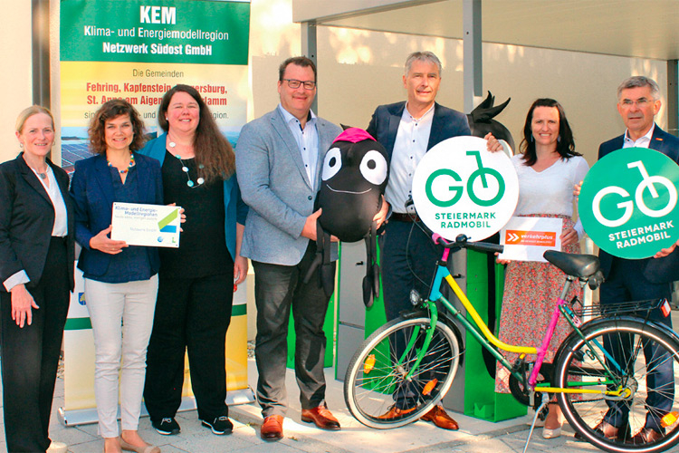 Vertreterinnen und Vertreter der Stadtgemeinde Fehring und der Region präsentierten das neue Radverkehrskonzept im Zuge eines Radfestes.