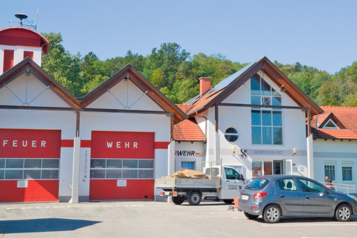 Feuerwehrhaus und Gemeindeamt liegen zentral in der Ortsmitte.