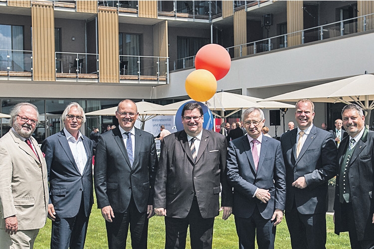 Die Geschäftsführer Mag. Jörg Siegel und Bertram Mayer mit prominenten Gästen zur feierlichen Eröffnung in Bad Elster.