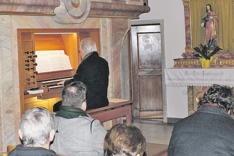 Josef Hofer spielt zu Silvester an der Orgel der Wallfahrtskirche.