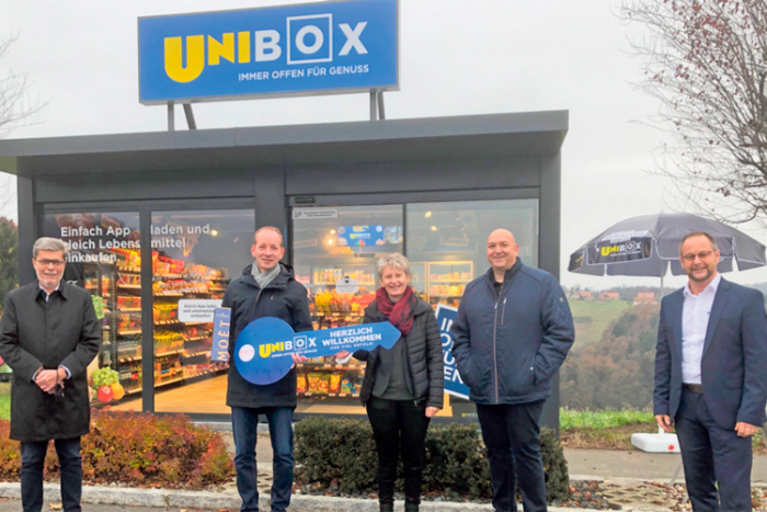 Gemeinsam mit Bürgermeister Ing. Heinz Konrad und den VertreterInnen von Unimarkt wurde die neue UNIBox eröffnet.