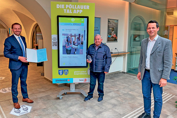 Stiftungsvorstand Jürgen Flicker, Vorsitzender Robert Buchberger und Projektinitiator Stefan Prinz bei der Präsentation der Pöllauer Tal App. 