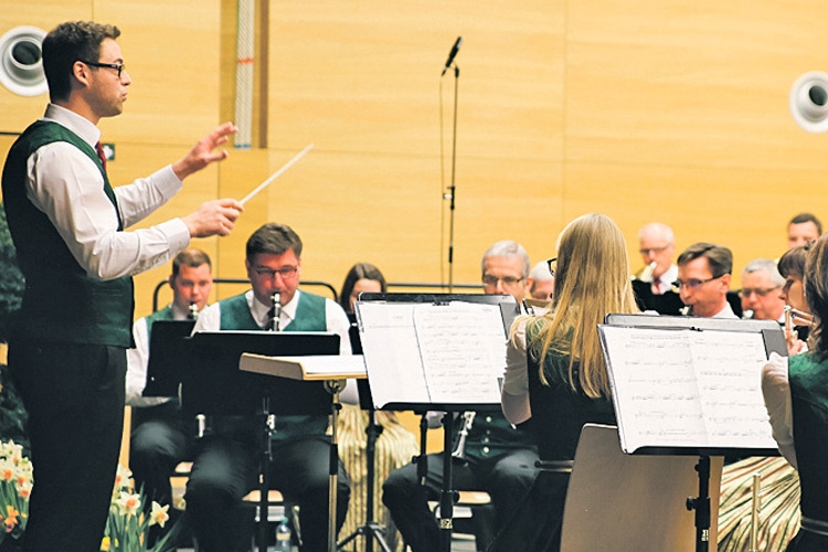 Kapellmeister Ing. Martin Gigler dirigiert seine Musikkapelle.