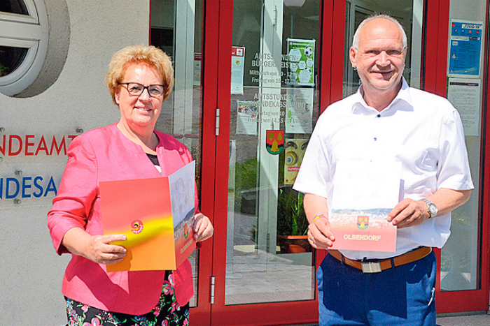 Landtags-Präsidentin Verena Dunst und LAbg. Bürgermeister Wolfgang Sodl vor dem Gemeindeamt in Olbendorf. 