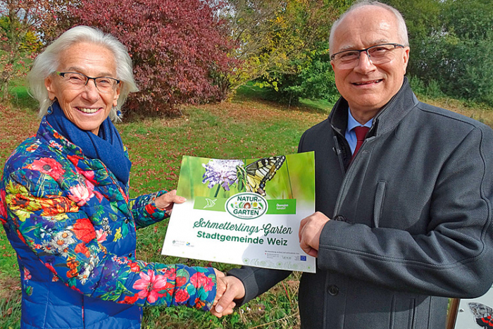 Barbara Kulmer nahm als Vertreterin der Stadt Weiz die Auszeichnungs-Plakette von LR Johann Seitinger entgegen. 