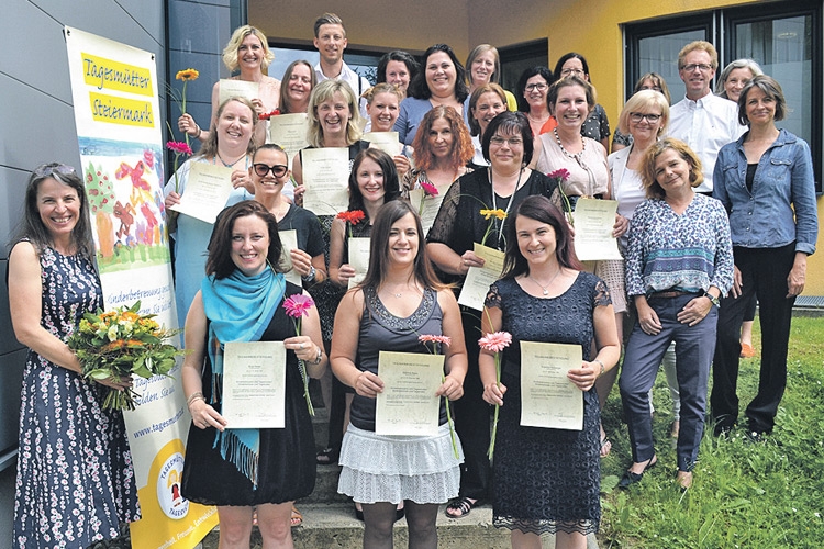 Die erfolgreichen AbsolventInnen der Tagesmütter-Ausbildung mit den Ehrengästen bei der Abschlussfeier in Gleisdorf.