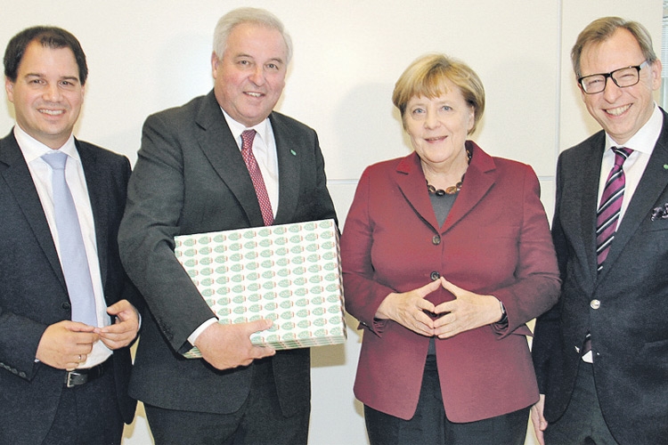 Im Rahmen der Reise trafen LH Schützenhöfer, LH-Stv. Schickhofer und LR Christian Buchmann mit Angela Merkel zusammen.