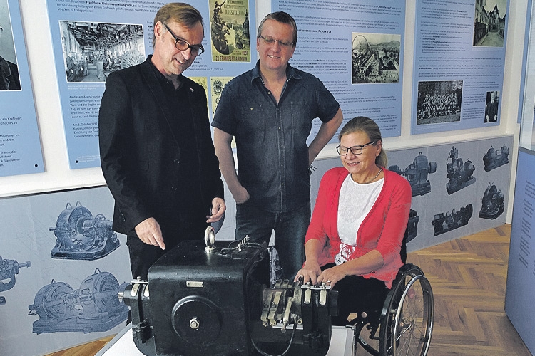 Von links: Bürgermeister Erwin Eggenreich, Harald Polt (Stadtmuseum) und Dr. Susanne Kropac (Stadtarchiv Weiz).