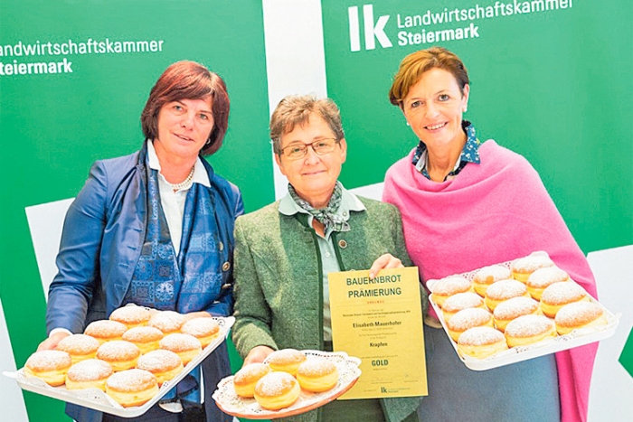Verkostungschefin Eva Lipp (l.) und LK-Vizepräsidentin Maria Pein (r.) gratulierten Elisabeth Mauerhofer zur „Goldenen”.