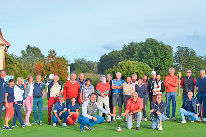 Der Pokal steht für ein Jahr wieder im Loipersdorfer Golfclub. 