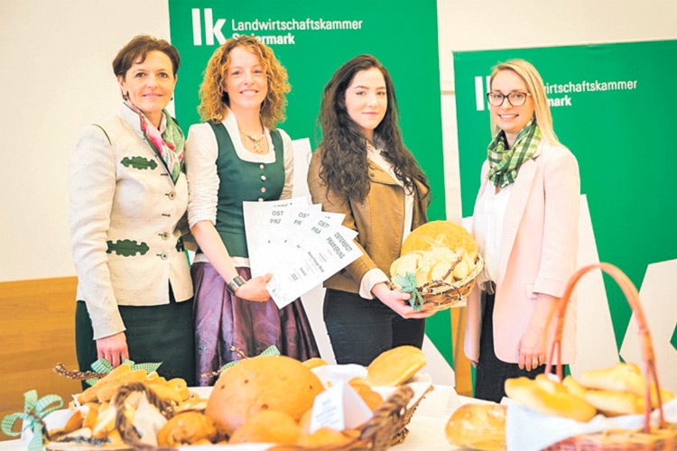 Die strahlende Weizer Siegerin mit ihrer Nichte, LK-Vize-Präs. Maria Pein (l.) sowie Verkostungsleiterin Nicole Zörer (r.).