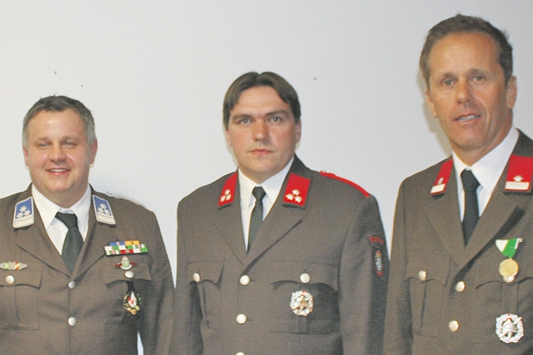 Der neue Kommandant Wolfgang Puntigam mit seinem Stv. Gerhard Neumeister und Paldaus Bürgermeister Karl Konrad (v.l.).