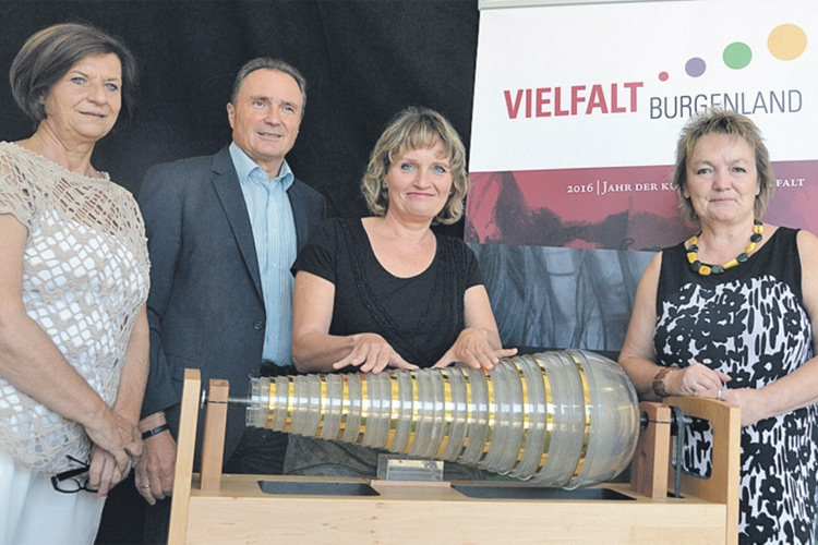 Karin Ritter, LR Bieler und Bgm. Habetler zogen Zwischenbilanz über das „Jahr der kulturellen Vielfalt“. Die Glasharmonika-Spielerin Christa Schönfeldinger gab eine Kostprobe.