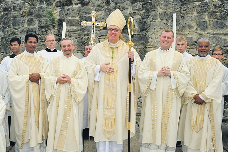 Diözesanbischof Mag. Dr. Ägidius Zsifkovits mit den beiden Diakonen Gustav Lagler und Kurt Aufner.