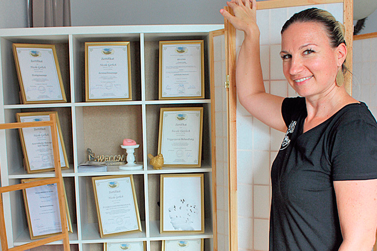 Zahlreiche Diplome zieren die Wand der Massage-Spezialistin Nicole Gerlich.