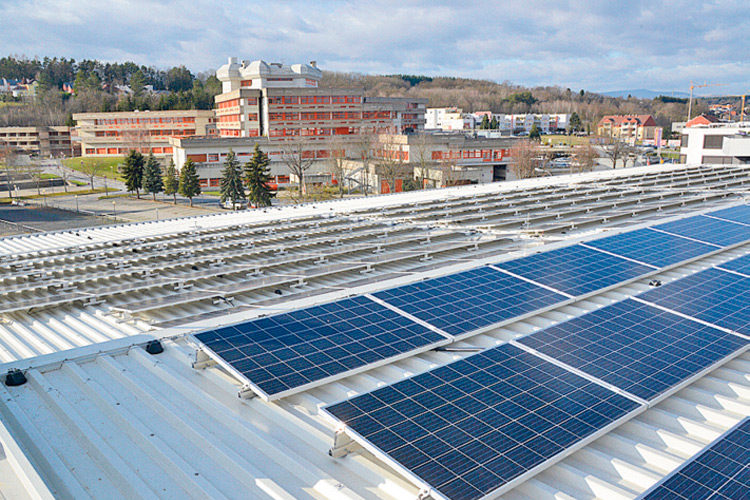 Die hochmoderne Photovoltaik-Anlage auf dem Dach des Parkhauses beim LKH.