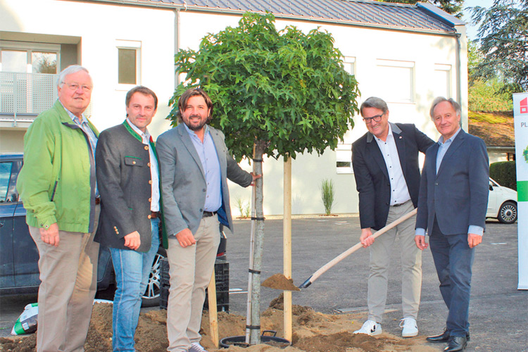 Gemeindevorstand Ernst Karner und Bürgermeister Hans Unger mit den OSG Verantwortlichen bei der Pflanzung eines Baumes – für jeden fertigen Wohnblock.