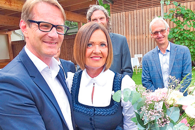 Ein Blumenstrauß für die TSV-Präsidentin Brigitte Annerl. 
