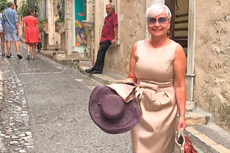 „Donna Johanna“ mit modischem Chic in einer italienischen Altstadt.
