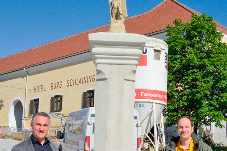 Bgm. Markus Szelinger und Thorsten Schranz bei der restaurierten Rochussäule.