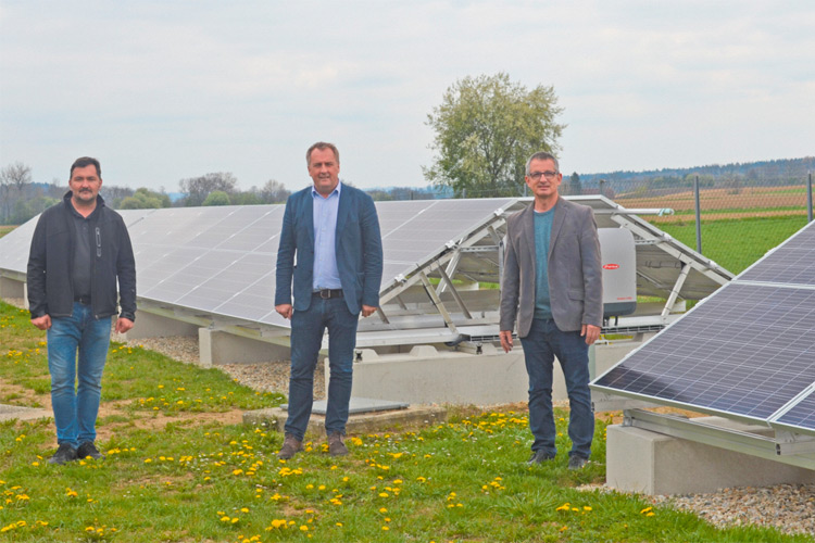 Die neuen Photovoltaikanlagen stehen für nachhaltige und umweltbewusste Politik. 