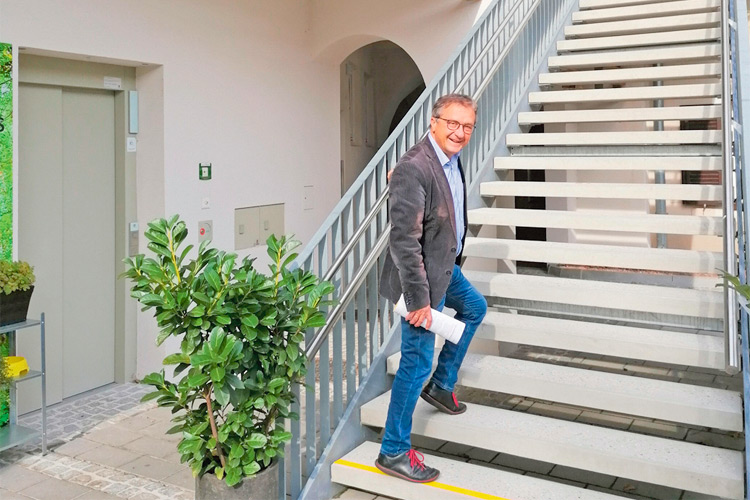 Die neuen Räumlichkeiten sind per Treppe oder barrierefrei über einen Lift erreichbar. Das freut auch Bürgermeister Toni Vukan.