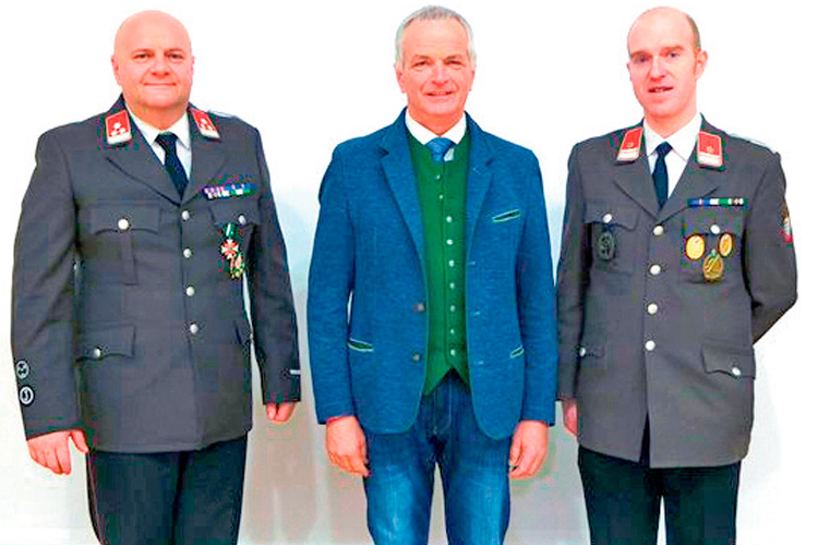 Die Freiwillige Feuerwehr bekam heuer mit HBI Günter Holzer (li.) und OBI Herbert Gerngroß ein neues Kommando. Am Foto mit Bgm. Patriz Rechberger.