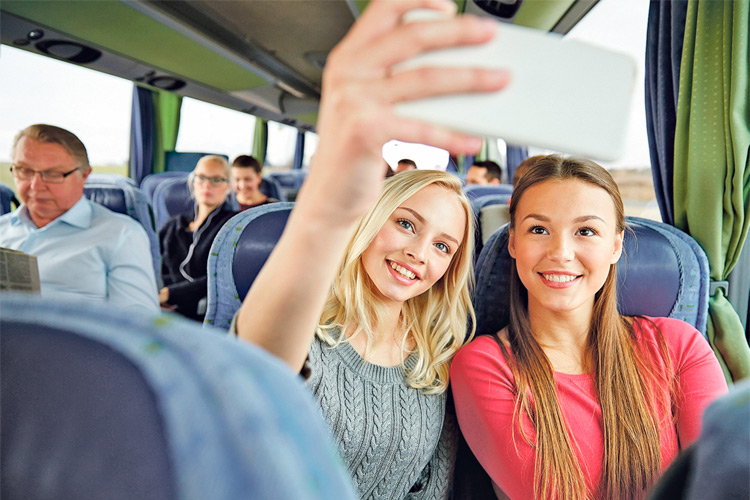 Busreisen werden für viele Menschen jeder Altersklasse immer attraktiver. So kann man kostengünstig und umweltfreundlich einen stressfreien Urlaub genießen. 