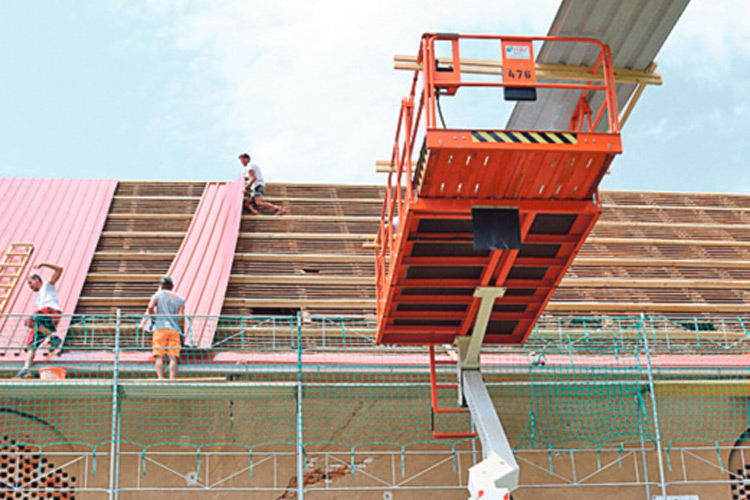 Dachpaneelen-Deckung als Untergrund für den Aufbau der großflächigen Photovoltaik- Anlage auf dem alten Stadl beim E-Werk.