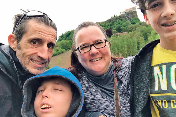Familie Kruschinski bei einem der letzten langen Spaziergänge zu viert in Riegersburg.