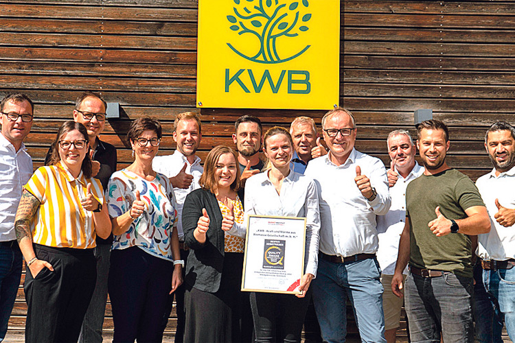 GF Helmut Matschnig freut sich gemeinsam mit seinen KWB MitarbeiterInnen über die Auszeichnung.