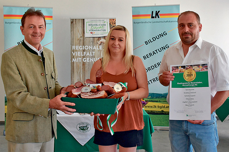 Der Riedlingsdorfer Bauenladen (Bezirk Oberwart) holte dreimal Gold. LK Burgenland-Präsident Nikolaus Berlakovich (l.) gratulierte.