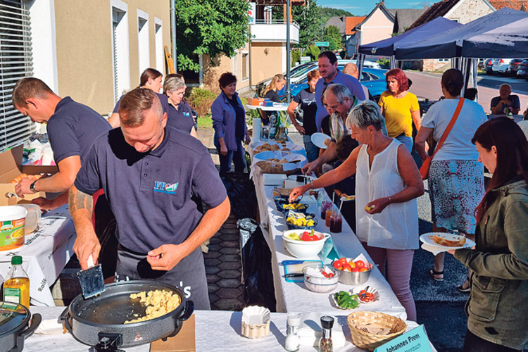 Am Dorfplatz in Gersdorf an der Feistritz lud die FPÖ wieder zum Frühstück ein.