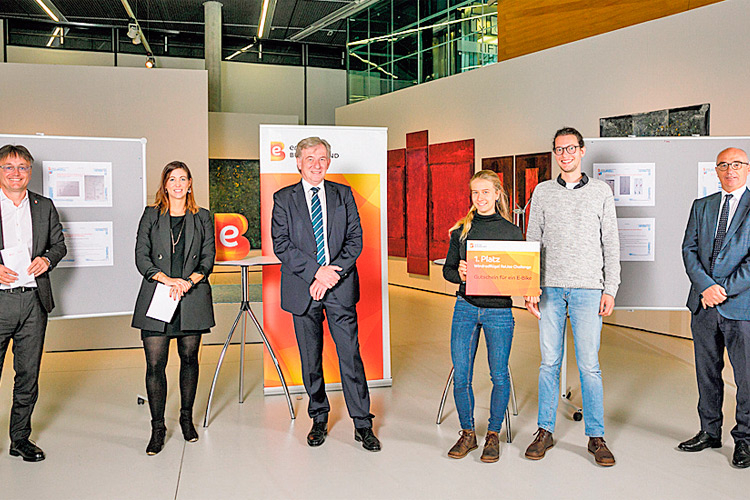 (v.l.:) Mag. M. Gerbavsits, R. Reinfeld-Spadt, Dr. Alois Ecker (Energie Burgenland) mit den Gewinnern K. Binder &amp; M. Humer. 