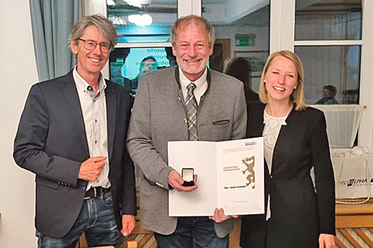 Der neue OPO Vzbgm. Josef Schweigler und LAbg. Julia Majcan, MSc gratulieren Bgm. Johann Schweigler (Mitte) zu seiner Auszeichnung. 