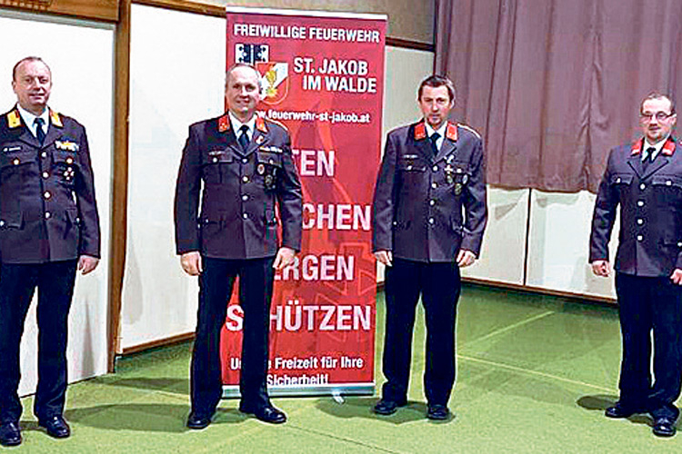 (v.l.:) ABI Markus Allmer und Vize-Bgm. OFM Jakob Sobl gratulierten HBI Roland Berger und OBI Andreas Wagner zur Wiederwahl.