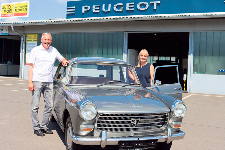 Der Luxus-404er hat ein Super-Platzerl im Schauraum des Autohauses Florian. Wolfgang&amp;Beate Florian mit ihrem Lieblings-Peugeot.