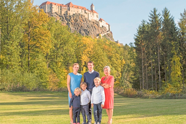 Burgherr Dr. Emanuel Liechtenstein mit seiner Familie vor der Burg Riegersburg – einem der Wahrzeichen der Steiermark. Seit 1822 ist sie im Besitz der Liechtensteiner.
