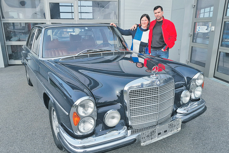 Die stolzen Besitzer des wunderbar renovierten Mercedes 280 SR 3,5, Sylvia und Dietmar Fasching zeigen ihr mobiles Prunkstück.