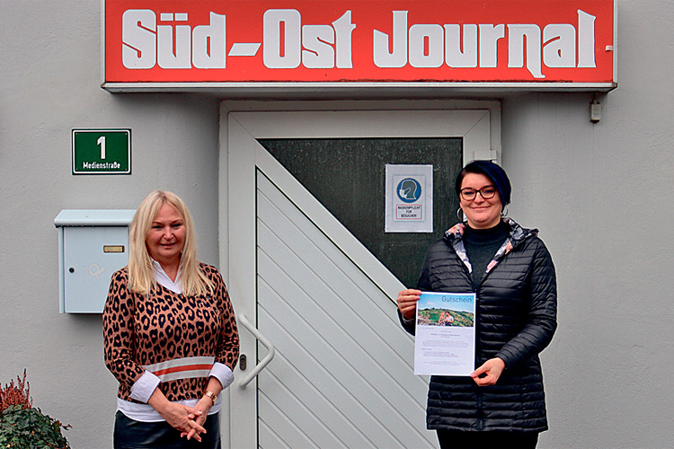 SOJ-GF Ulrike Krois (li.) mit der glücklichen Gewinnerin.