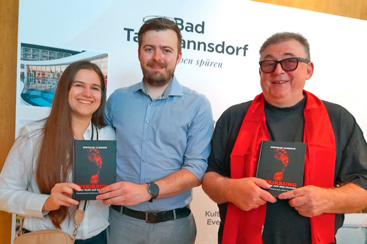 Dietmar Ulreich (r.) mit seinem neuen Buch. Links sein Sohn Max mit Freundin Anna.