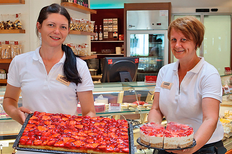 Stolz zeigen Petra Kucan und Klavdija Zadravec den wunderbaren Erdbeer-Blechkuchen und die köstliche Erdbeertorte. 
