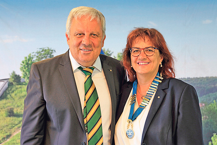 Präsidentenübergabe im Rahmen der Generalversammlung des Rotary Club Fürstenfeld: MMag. Silvia Dimitriadis folgt Werner Gutzwar.